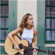 Profesora con formación profesional da clases de música